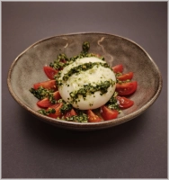 Burrata, huisgemaakte verse pesto, cherry tomaatjes en olijfolie 