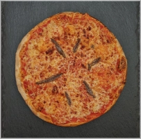 Tomatensaus, kaas en ansjovis.