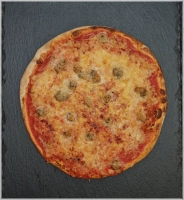 Tomatensaus, kaas, gorgonzola, mascarpone, parmigiano.