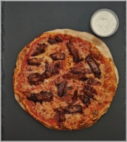 Tomatensaus, kaas, spareribvlees en een bakje knoflooksaus