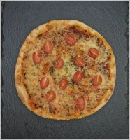 Tomatensaus, kaas, huisgemaakte pesto, mozzarella en verse tomaat