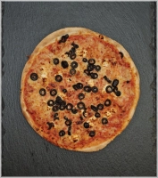 Tomatensaus, kaas, geitenkaas en olijven.