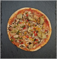 Tomatensaus, kaas, champignons, uien, paprika en artisjokken.