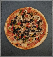 Tomatensaus, kaas, champignons, uien, paprika, olijven en pepertjes.