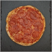 Tomatensaus, kaas en salami.
