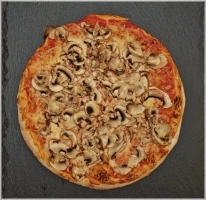 Tomatensaus, kaas en champignons.