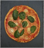 Tomatensaus, kaas, brie en verse spinazie
