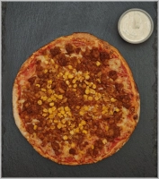 Tomatensaus, kaas, kipshoarma, mais en een bakje knoflooksaus