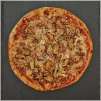 Tomatensaus, kaas, tonijn, mosselen, garnalen en ansjovis.