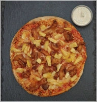 Tomatensaus, kaas, pittige kip, ananas en een bakje knoflooksaus.