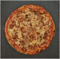 Tomatensaus, kaas en tonijn.