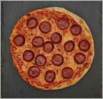 Tomatensaus, kaas en pepperoniworst