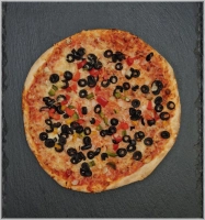 Tomatensaus, kaas, uien, paprika en olijven.
