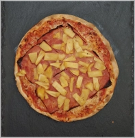 Tomatensaus, kaas, ananas en ham.