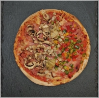 Tomatensaus, kaas, champignons, uien, paprika, artisjokken, ham en salami.