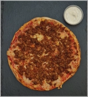 Tomatensaus, kaas, varkensshoarma en een bakje knoflooksaus