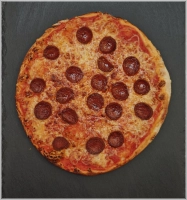 Tomatensaus, kaas en pikante Napolitaanse worst