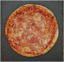 Tomatensaus, kaas en ham.