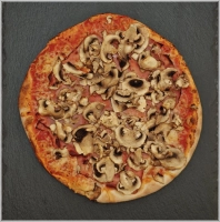 Tomatensaus, kaas, champignons en ham.